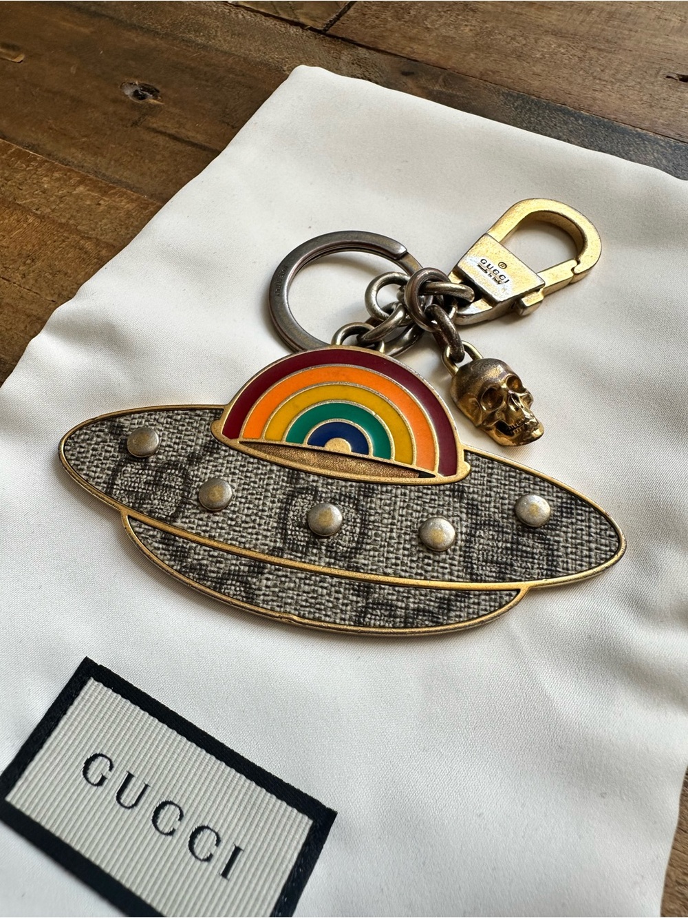 Gucci | Enamel Rainbow UFO Keyring with Skull in Gold - Picture 6 of 16